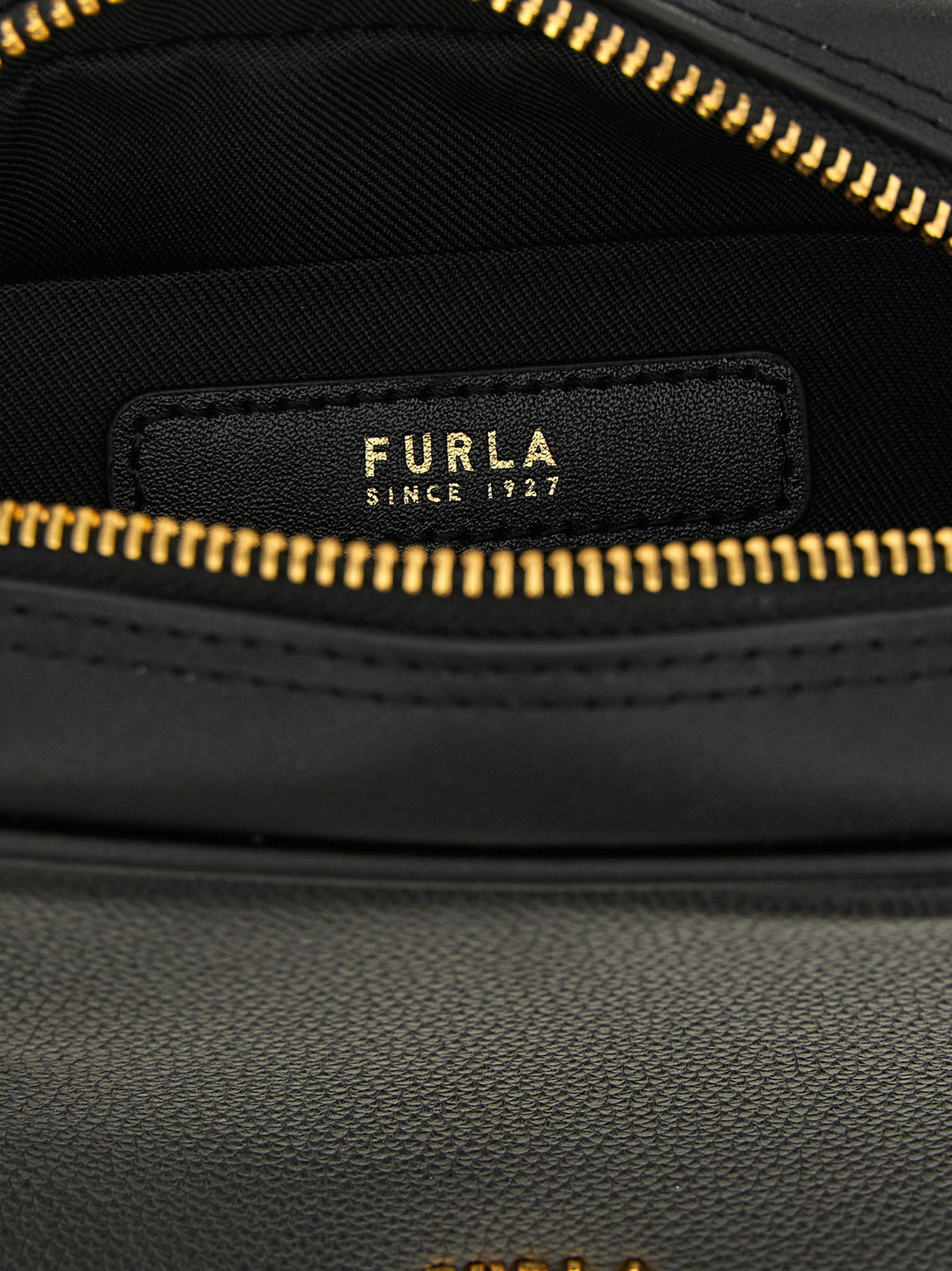 Furla Furla Poppy S Borse a Mano - Nero | a866915abd5012bfce9458b7247f071b1225261f
