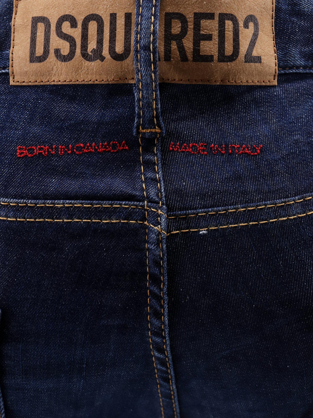 Jeans con effetto destroyed e targhetta logo