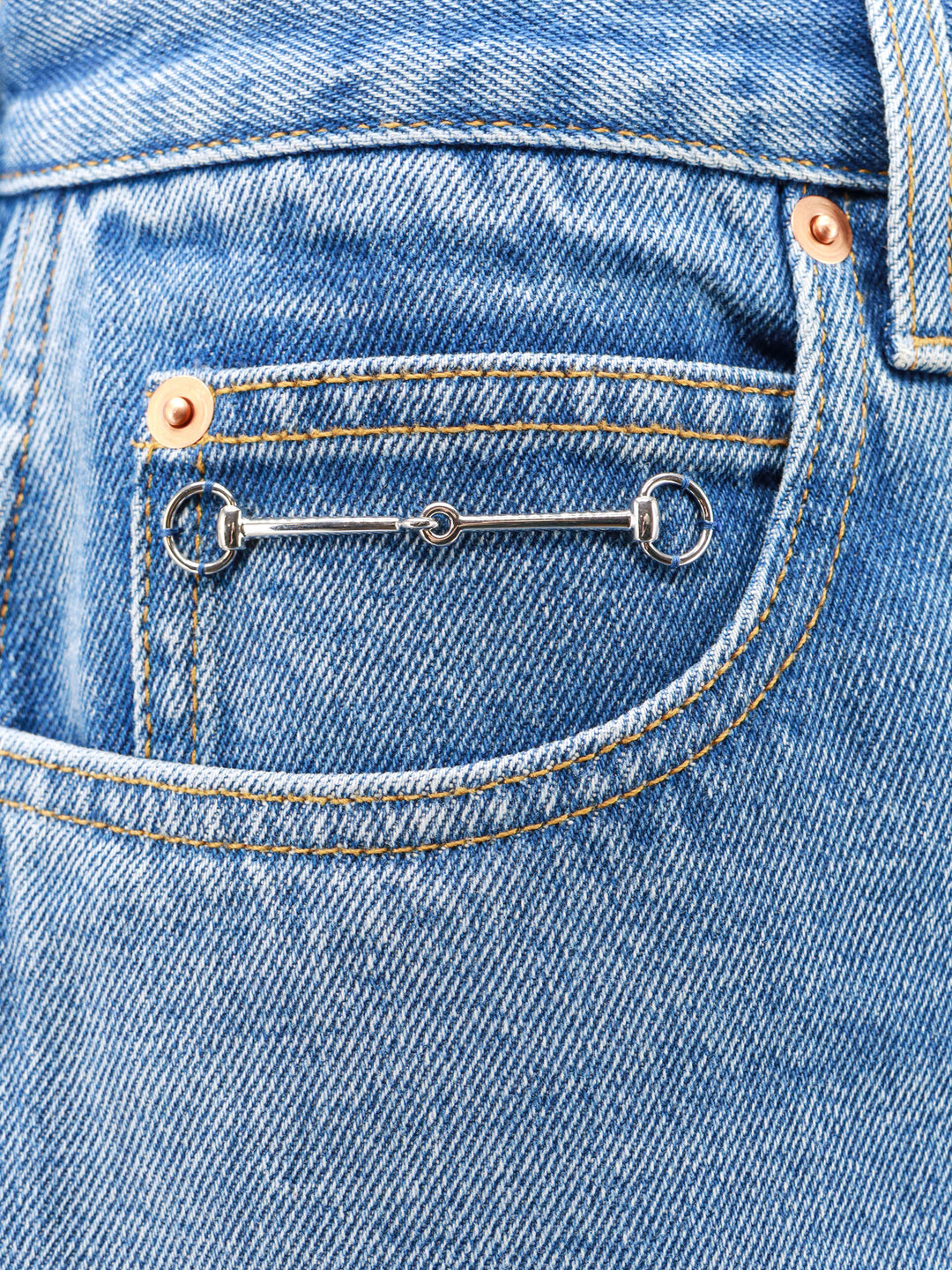 Jeans in cotone con iconico morsetto in metallo