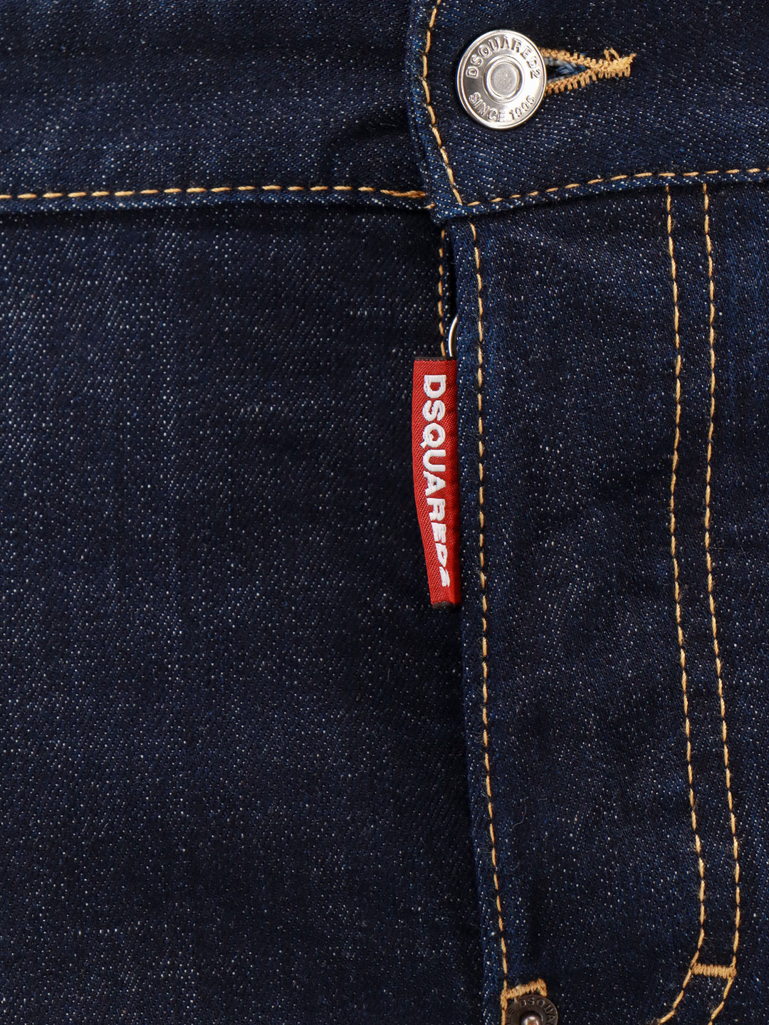 Jeans in cotone con patch logo in pelle