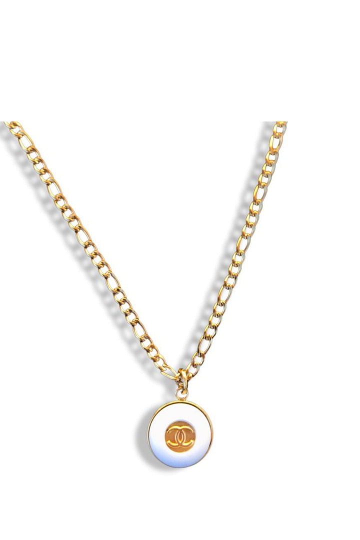 Collana Chanel oro bottone bianco con logo-Saruc x Wanan-Wanan Luxury