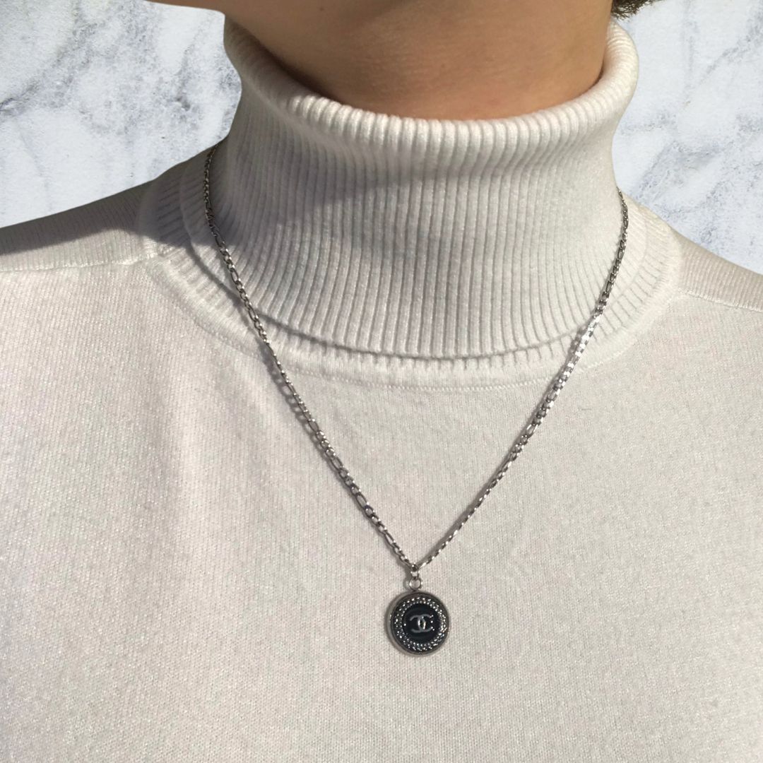 Collana in argento con bottone Chanel-Saruc x Wanan-Wanan Luxury