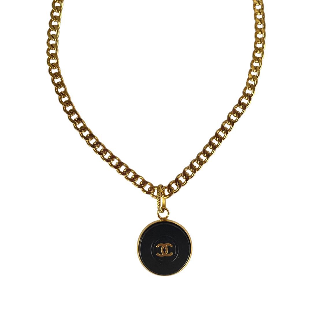Collana Chanel oro pendente nero con logo-Saruc x Wanan-Wanan Luxury