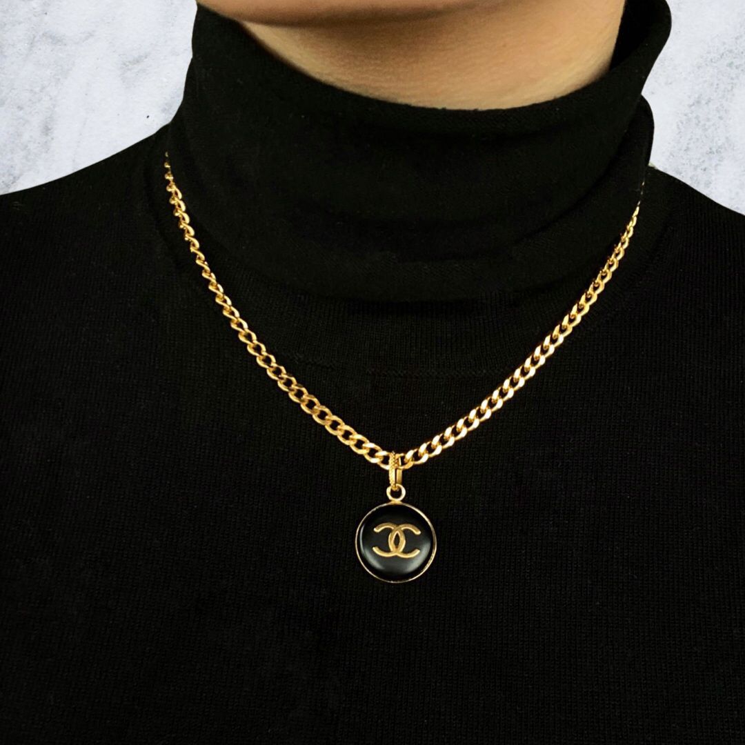 Collana Chanel oro pendente nero con logo-Saruc x Wanan-Wanan Luxury