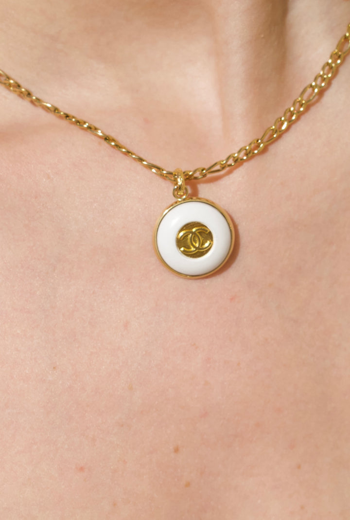 Collana Chanel oro bottone bianco con logo-Saruc x Wanan-Wanan Luxury