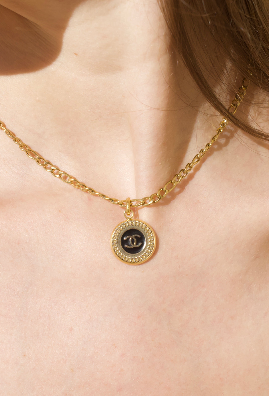 Collana in oro con bottone Chanel-Saruc x Wanan-Wanan Luxury